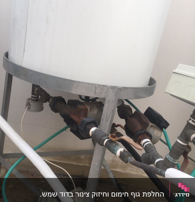 חיבורים וצינורות של דוד שמש על מתקן מתכת
